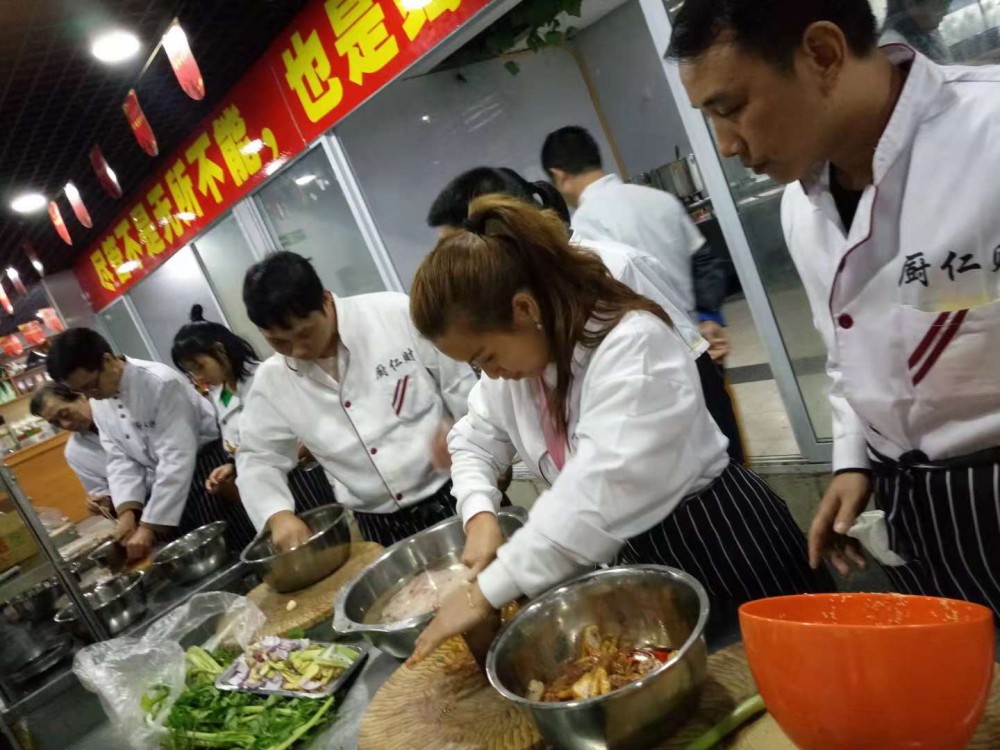 亲自操作现捞鸭脖